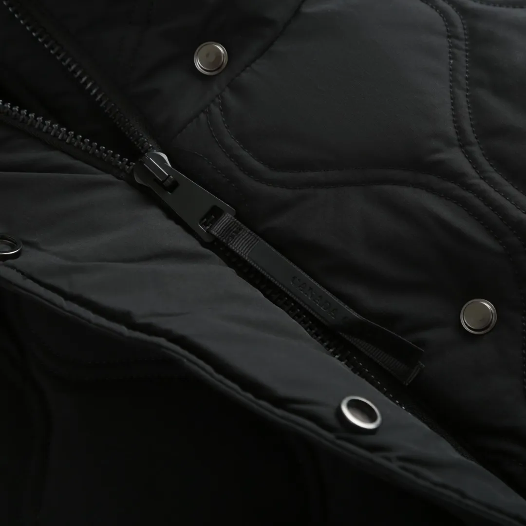 P1060 Canada Goose hooded down jacket fabric selection; nylon fabric is known for its high strength, excellent wear and tear resistance, and excellent durability. At the same time, it is light in texture, easy to move, and has excellent water-repellent function, which can effectively deal with light rain and humidity. Technology: Double-needle quilting technology is used. Double-needle quilting technology is a sophisticated sewing technology. Its core feature is to use two needles to quilt at the same time to form two parallel stitches. This design not only makes the quilting lines visually more three-dimensional, regular and refined, but more importantly, it greatly enhances the firmness of the sewing. The double lines in parallel form a more stable structure, which can effectively lock the internal filling and significantly prevent it from shifting, accumulating or velveting during wearing or washing, thereby ensuring that the thermal insulation layer is evenly distributed without cold spots, and comprehensively improves the durability and thermal efficiency of the product.    High-quality filling: It is filled with 90% selected white duck down, weighing 170g, ensuring fluffy rebound, lightness and warmth.  Accessories: one-to-one customized three-standard, one-to-one customized zipper, one-to-one customized hardware
